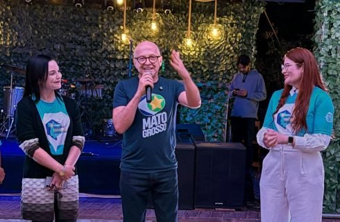 “É a escola que conduz nossos jovens para o futuro, e o Governo continua investindo para melhorar a educação de MT”, afirma governador