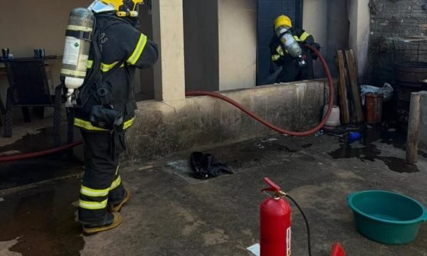 Bombeiros extinguem incêndios em residências nos municípios de Confresa e Cáceres