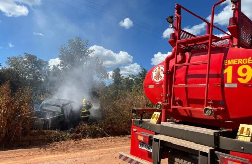 Corpo de Bombeiros atende ocorrência de acidente de trânsito seguida de incêndio veicular