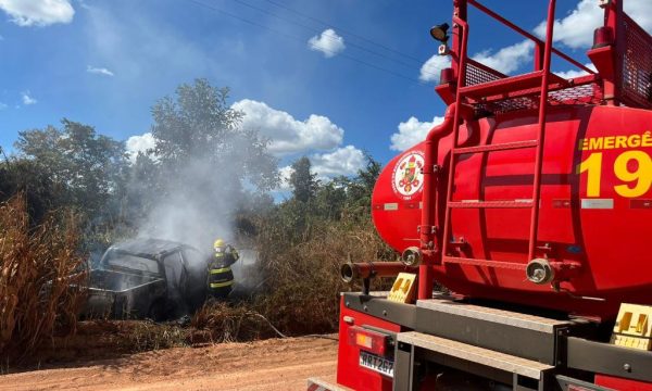 Corpo de Bombeiros atende ocorrência de acidente de trânsito seguida de incêndio veicular