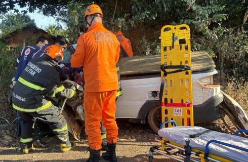 Corpo de Bombeiros retira duas vítimas presas às ferragens de veículo após acidente na MT-383