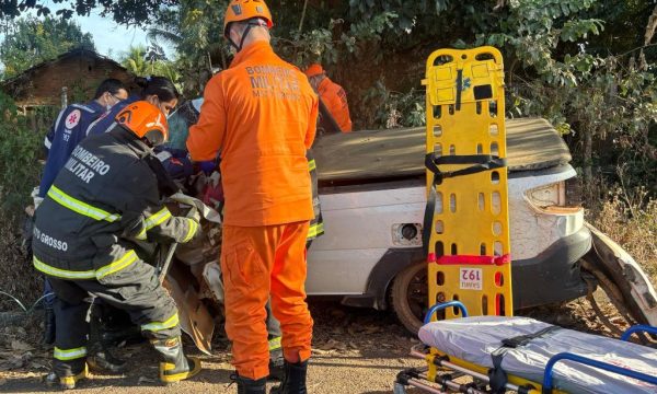 Corpo de Bombeiros retira duas vítimas presas às ferragens de veículo após acidente na MT-383