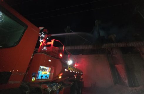 Bombeiros combatem incêndio de grandes proporções em secador de grãos
