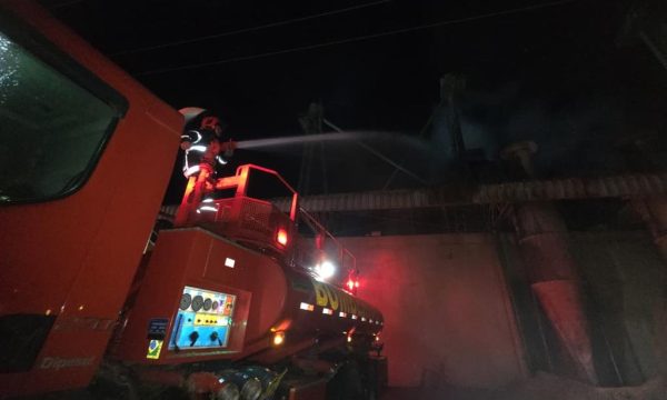 Bombeiros combatem incêndio de grandes proporções em secador de grãos