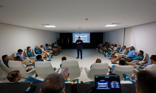 Seleção Brasileira assiste a palestra sobre mudanças na arbitragem para a Copa do Mundo