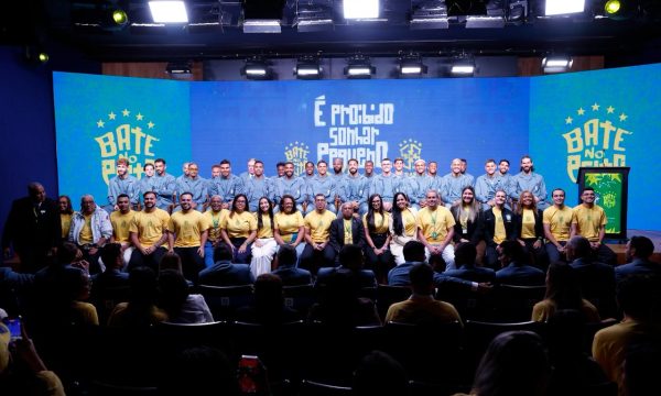Seleção se despede dos funcionários da CBF antes de viajar para os EUA