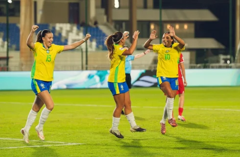 Em disputa emocionante nos pênaltis, Brasil avança para as quartas de final da Copa do Mundo Feminina Sub-17