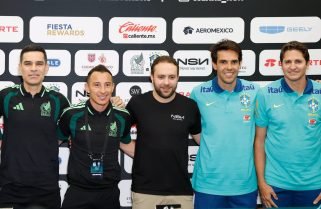 Lendas de Brasil e México fazem amistoso para amantes do futebol