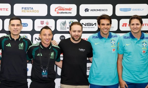 Lendas de Brasil e México fazem amistoso para amantes do futebol