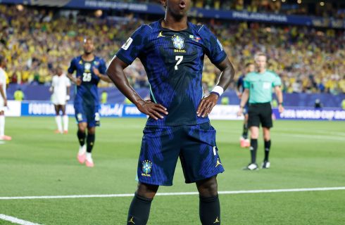 Vini Jr. reconhece acerto de Ancelotti ao escalá-lo “por dentro” do ataque e brinca: “Tenho que escutar mais ele”