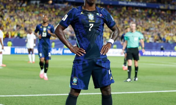 Vini Jr. reconhece acerto de Ancelotti ao escalá-lo “por dentro” do ataque e brinca: “Tenho que escutar mais ele”