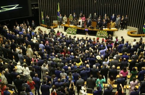 URGENTE: CCJ da Câmara aprova projeto que permite aos estados legislarem sobre porte de armas; entenda