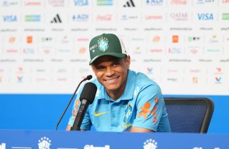 Elogiado, Douglas Santos quer seguir “alegrando todo torcedor brasileiro”