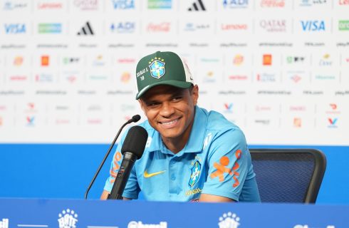 Elogiado, Douglas Santos quer seguir “alegrando todo torcedor brasileiro”