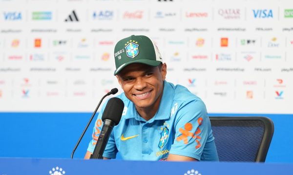 Elogiado, Douglas Santos quer seguir “alegrando todo torcedor brasileiro”