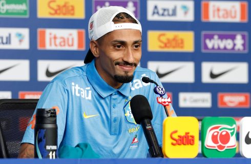 Raphinha elogia Ancelotti e busca evolução na Seleção: “Sei que posso fazer muito mais”