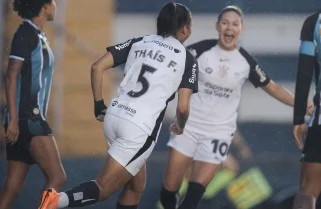Corinthians bate Grêmio e abre vantagem na liderança