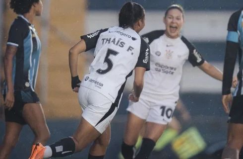 Corinthians bate Grêmio e abre vantagem na liderança