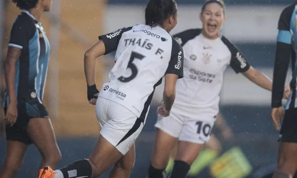 Corinthians bate Grêmio e abre vantagem na liderança