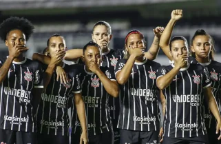 Abertura de rodada do Brasileirão Feminino é marcada por protestos