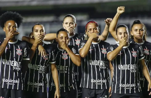 Abertura de rodada do Brasileirão Feminino é marcada por protestos