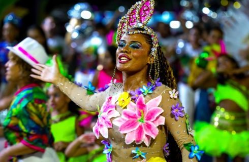 Blocos e escolas de samba agitam foliões no primeiro dia de Desfile de Carnaval na Arena Pantanal