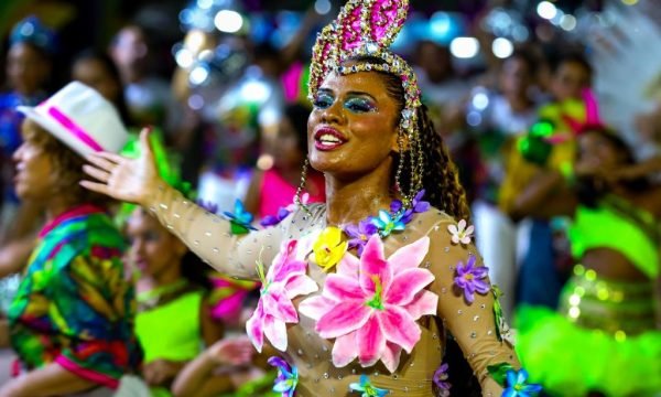 Blocos e escolas de samba agitam foliões no primeiro dia de Desfile de Carnaval na Arena Pantanal