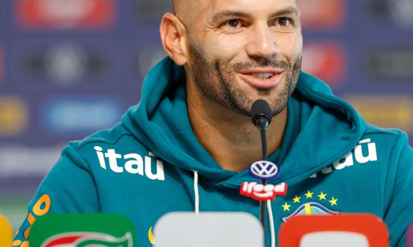 Weverton comenta “desmaio” após ser convocado para a Copa: “Vivi aquela emoção, coração acelerado”