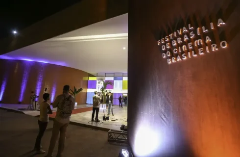 Festival de cinema de Brasília vive impasse; classe artística repudia
