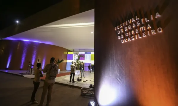 Festival de cinema de Brasília vive impasse; classe artística repudia