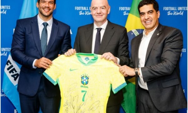 CBF parabeniza Gianni Infantino por dez anos de mandato na presidência da FIFA