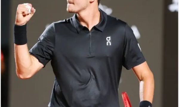 João Fonseca vence Thiago Monteiro em duelo brasileiro pelo Rio Open