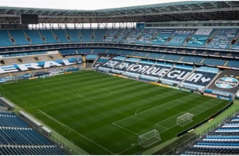 Grêmio faz 3 a 0 no Inter e está com uma mão na taça do Gauchão
