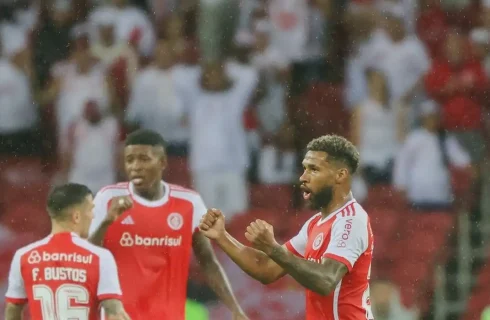 Inter abre Brasileirão com vitória de virada sobre o Bahia por 2 a 1