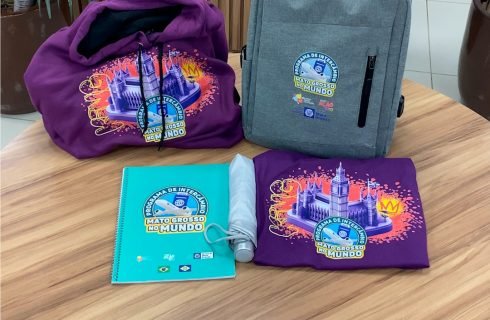 Estudantes que farão intercâmbio na Inglaterra receberão kit viagem nesta sexta-feira (04)