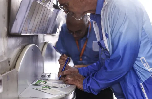 Mega-Sena acumula; prêmio pode chegar a R$ 185 milhões na terça-feira