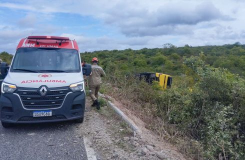Ônibus com romeiros tomba no Ceará e provoca morte de duas pessoas