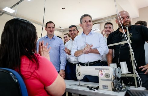 Fabricação de uniformes escolares por reeducandos garante 50% de economia ao Governo de MT