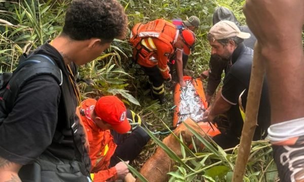 Bombeiros resgatam mulher com vida após vários dias perdida em área de mata