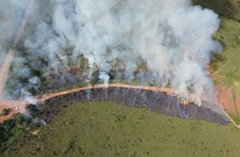 Corpo de Bombeiros realiza queima prescrita em Chapada dos Guimarães para minimizar riscos de incêndios florestais