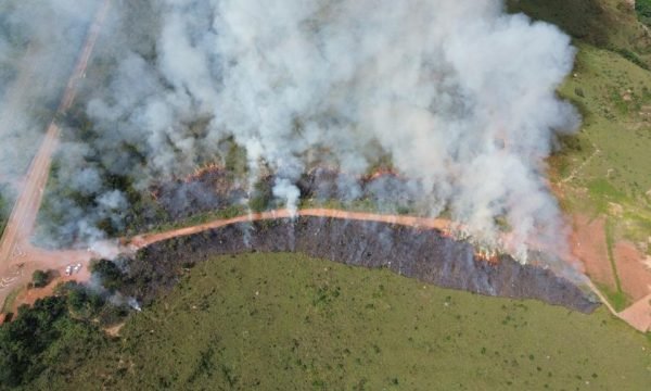 Corpo de Bombeiros realiza queima prescrita em Chapada dos Guimarães para minimizar riscos de incêndios florestais