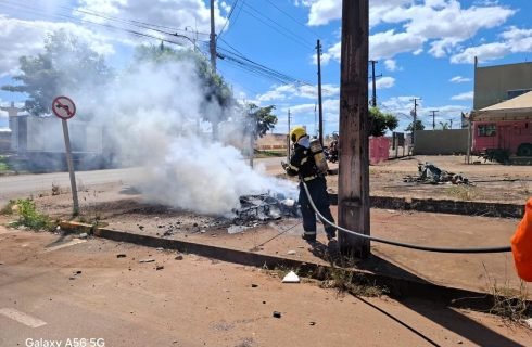 Bombeiros extinguem incêndios em veículo de carga e motocicleta