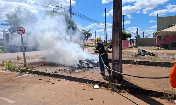 Bombeiros extinguem incêndios em veículo de carga e motocicleta