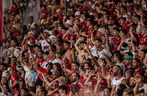 Flamengo derrota São Paulo e assume liderança do Brasileiro