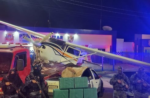 PM flagra criminosos colocando drogas em aeronave e apreende 460 quilos de cocaína