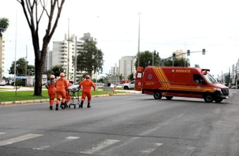 Corpo de Bombeiros socorre três vítimas após grave acidente entre carro e duas motocicletas
