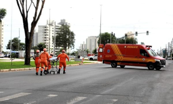 Corpo de Bombeiros socorre três vítimas após grave acidente entre carro e duas motocicletas